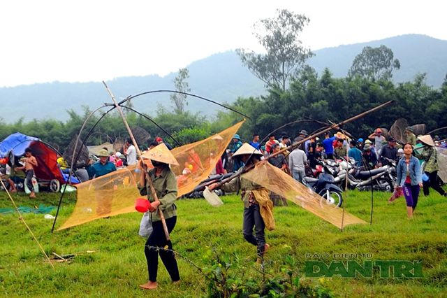 Từ sáng sớm, hàng nghìn người dân xã Xuân Viên (huyện Nghi Xuân, Hà Tĩnh) mang theo ngư cụ đến đầm Vực Rào để tham gia lễ hội Đồng Hoa.