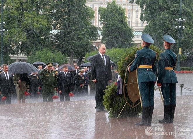 Cơn mưa nặng hạt trút xuống lúc ông Putin đặt vòng hoa.
