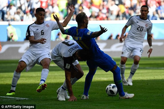 Trọng tài đã thổi còi, chỉ tay vào chấm phạt đền. Nhưng sau khi nhờ công nghệ VAR trọng tài đã thay đổi quyết định. (Ảnh: Getty Images)