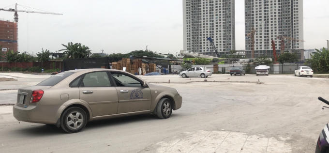 Một 'thầy giáo' đang hướng dẫn học viên thực hành tại bãi xe không phép.