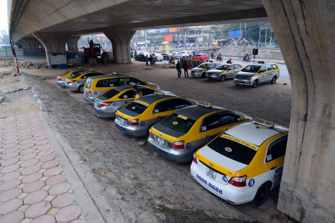 Không được dùng gầm cầu đường bộ làm bãi đỗ xe, kinh doanh.