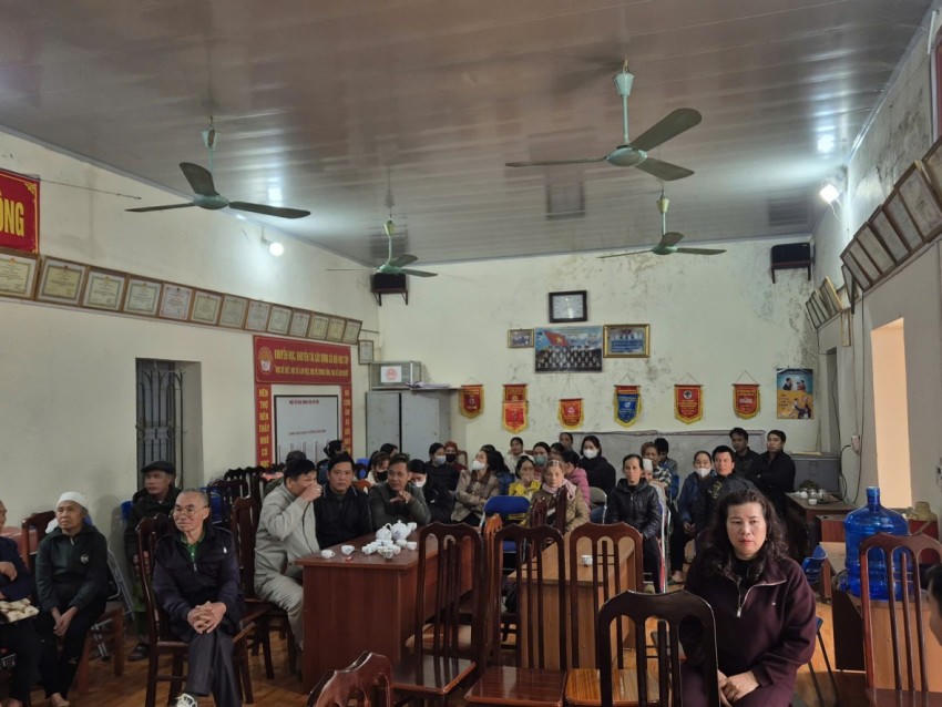 Gần 72 hộ gia đình, cá nhân có hoàn cảnh khó khăn đến nhà văn hoá thôn Đồng Kẹ để nhận những phần quà từ Công ty cổ phần Công nghệ HeyU Việt Nam nhân dịp xuân Bính Ngọ 2026.