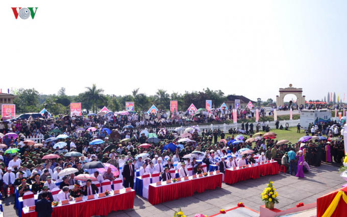 Đông đảo người dân và du khách đã có mặt tham dự lễ Thượng Cờ Ngày hội thống nhất non sông. Trong ảnh là phía Bắc cầu Hiền Lương