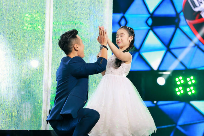 Nguyên Khang quỳ gối dẫn chương trình cùng Á quân Gương mặt thân quen nhí