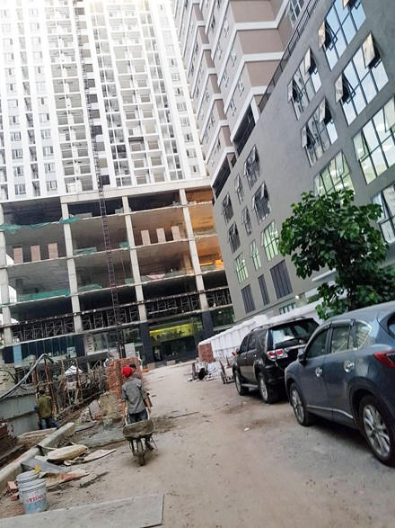 Trao đổi với PV Tiền Phong, lãnh đạo phường Thanh Xuân Trung than phiền, rằng đây là một công trình đầy tai tiếng vì liên tiếp vi phạm xây sai so với giấy phép được cấp. "Phường hiện đang yêu cầu chủ đầu tư ra làm việc yêu cầu thực hiện nghiêm Quyết định đình chỉ thi công. Hiện Sở Xây dựng cũng đang tiến hành thanh tra toàn diện dự án để báo cáo thành phố trước đề nghị của UBND quận Thanh Xuân là tước giấy phép xây dựng của dự án này", vị này cho biết.
