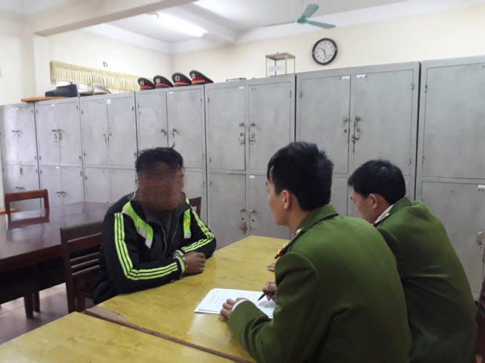 Lực lượng Cảnh sát điều tra tội phạm về ma túy lấy lời khai đối tượng.