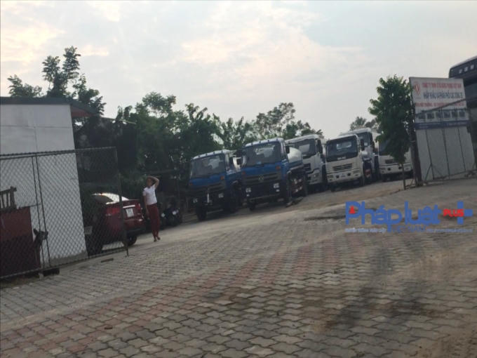 Mặc dù tình trạng tập kết trưng bày xe tải, xe chuyên dụng đã diễn ra trong một thời gian dài nhưng vẫn không bị xử lý.