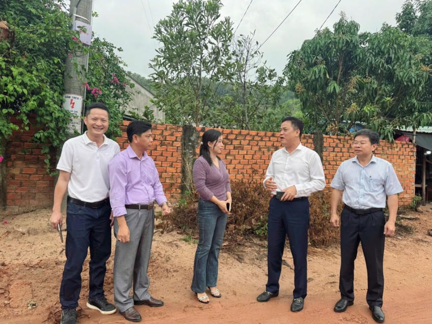Ông Lê Quốc Anh - Bí thư Đảng ủy đặc khu Phú Quốc - xuống tận nhà dân để tuyên truyền, vận động, đẩy nhanh công tác giải phóng mặt bằng làm dự án đón APEC 2027