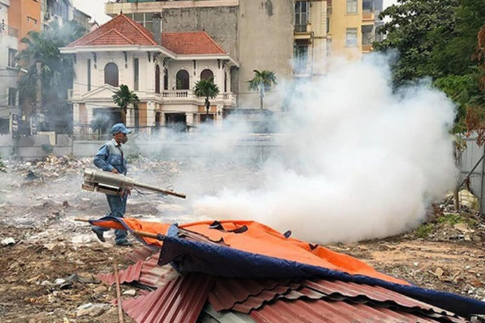 Thực hành phun hóa chất diệt khuẩn. Ảnh: Báo Lao động