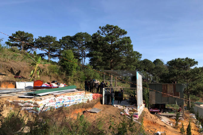 Tháo dỡ nhà xây dựng trái phép canh nghãi trang.