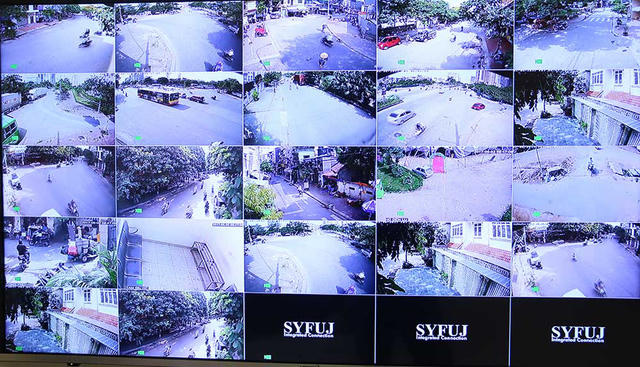 Hệ thống màn hình hiển thị hình ảnh được truyền về từ camera đặt ở các điểm trọng yếu.