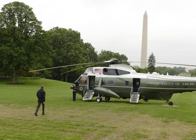 Tổng thống Obama chuẩn bị lên trực thăng Marine One đỗ trong khuôn viên Nhà Trắng để bay tới Căn cứ Không quân Andrews (Ảnh: EPA)