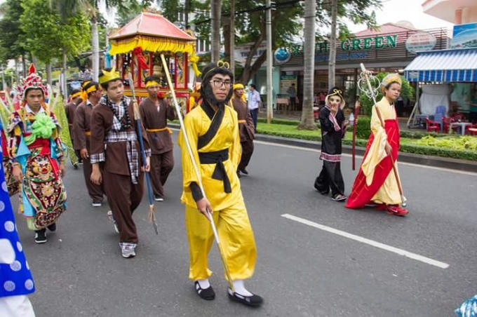 Thầy trò Đường Tam Tạng xuất hiện trong đoàn diễu hành rước Nghinh Ông. ảnh: Yêu Vũng Tàu