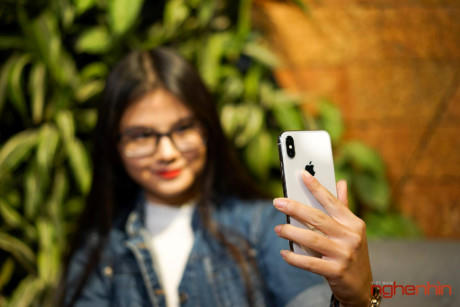 Cận cảnh iPhone X m&agrave;u trắng v&agrave; so d&aacute;ng với iPhone 8 Plus