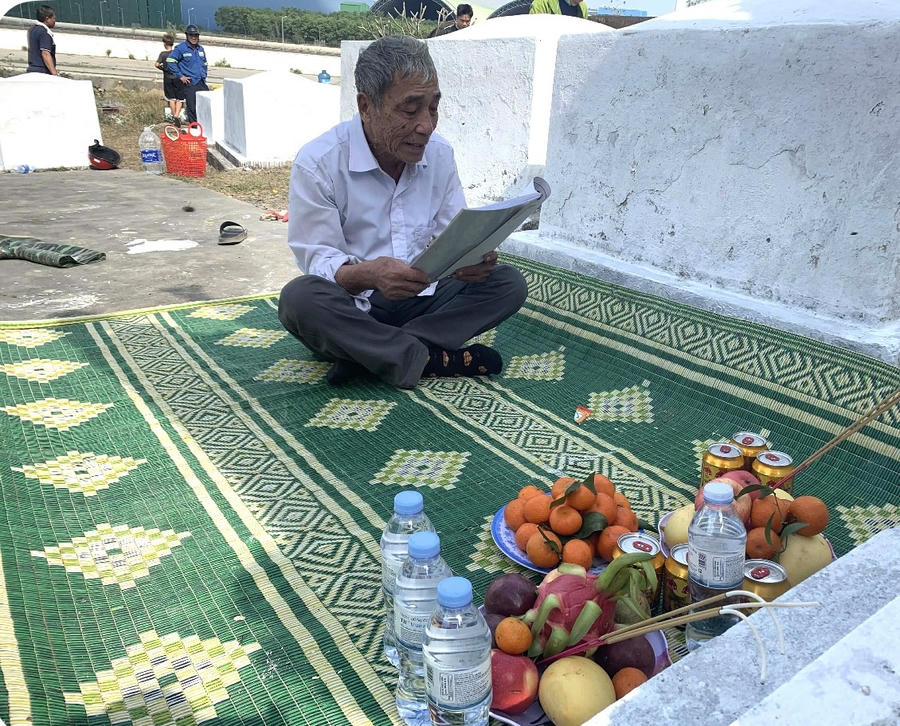 Người trưởng tộc sẽ thay mặt con cháu đọc bài khấn trước phần mộ tổ tiên