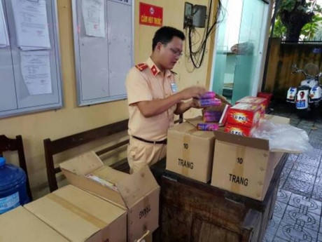 CSGT Thừa Thiên - Huế bắt giữ hơn 1.000 quả pháo điện trên xe khách giường nằm. (Ảnh: GT)