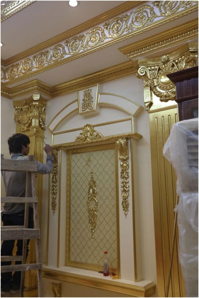 Đặc đặc biệt nhất của tòa lâu đài sinh đôi là những chi tiết dát vàng bằng tay cầu kỳ, tập trung ở mái trần, hoa văn và cửa sổ.