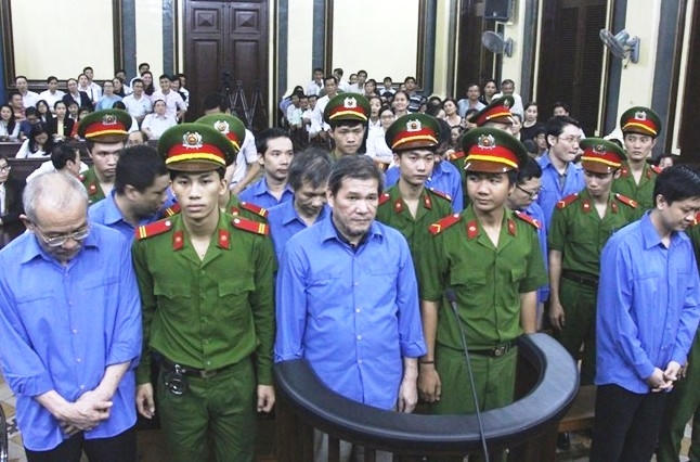 Cường (ở giữa) cùng các đồng phạm trước vành móng ngựa.