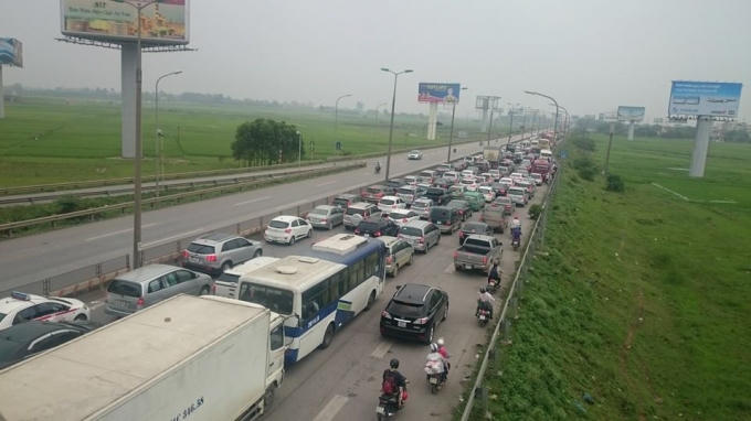 Giao thông Hà Nội kẹt cứng trong ngày nghỉ lễ đầu tiên