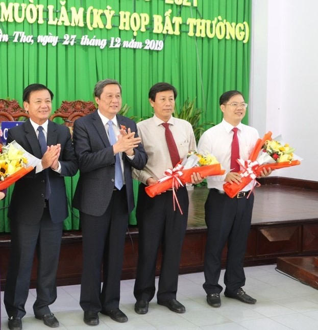 Ông Nguyễn Khánh Tùng (bìa phải) khi nhận quyết định Giám đốc Sở VHTT&DL năm 2019.