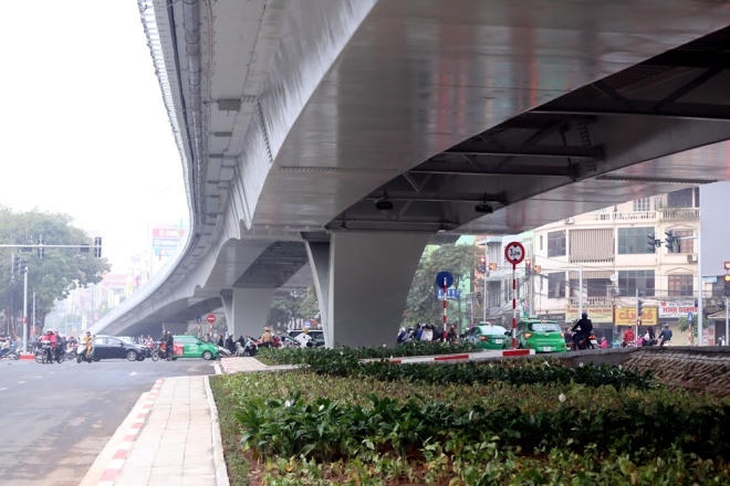 Cầu được thiết kế với 4 dầm hộp thép. Gầm cầu được trang trí thảm cỏ và hoa, cây xanh.