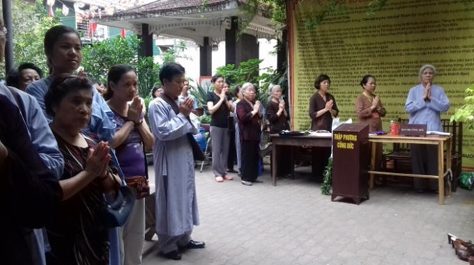 Không khí lễ Phật ở phía ngoài sân Chùa.