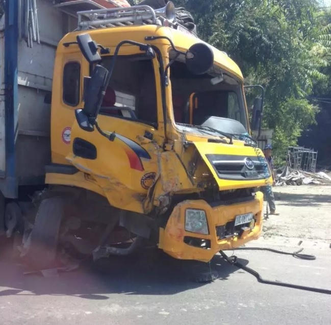 Phần đầu xe tải gây tai nạn đã bị biến dạng nghiêm trọng.