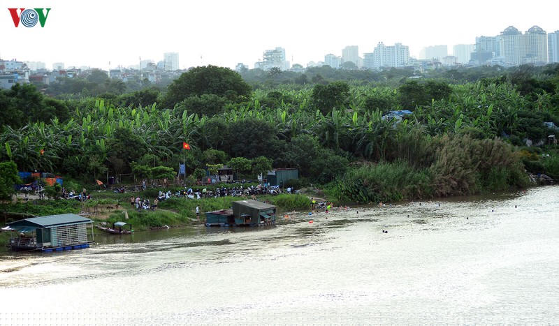 Những ngày gần đây, ở Thủ đô Hà Nội diễn ra tình trạng nắng nóng đặc biệt gay gắt với nền nhiệt độ phổ biến ở 39-40 độ C, có nơi ghi nhận trên 40 độ C khiến người dân vô cùng khó chịu, nhiều người còn cảm thấy say nắng và các bệnh liên quan đến nắng nóng tăng cao đột biến.Nắng nóng gay gắt khiến người dân tìm mọi cách để giải nhiệt, đi bơi là một giải pháp mà nhiều người lựa chọn.