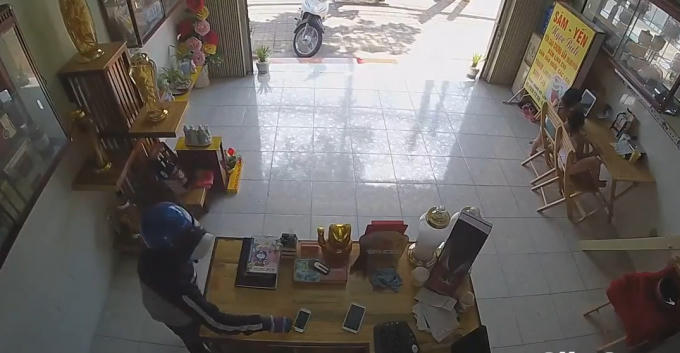 Người phụ nữ thản nhiên vào nhà lấy 2 chiếc điện thoại.