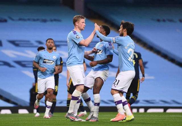 Các cầu thủ Man City ăn mừng bàn thắng của De Bruyne