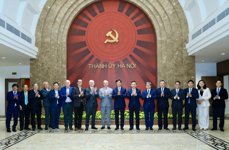 Lãnh đạo thành phố Hà Nội và đoàn đại biểu quốc tế chụp ảnh lưu niệm.
