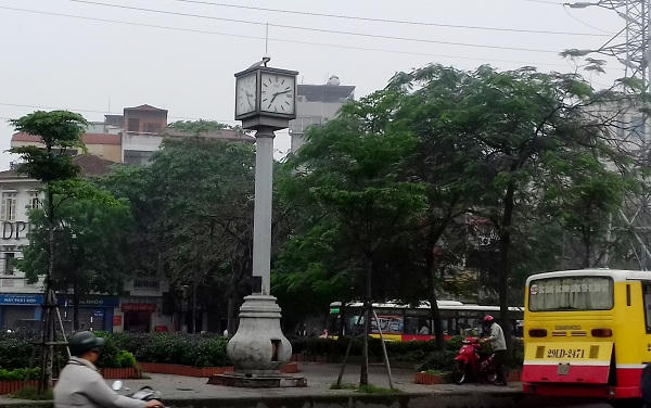 Cột đồng hồ lớn tại khu vực trạm trung chuyển Long Biên (Hà Nội) được xây dựng nhằm kỷ niệm 1000 năm Thăng Long, do Sở GTVT Hà Nội quản lý đã bị ngừng hoạt động.