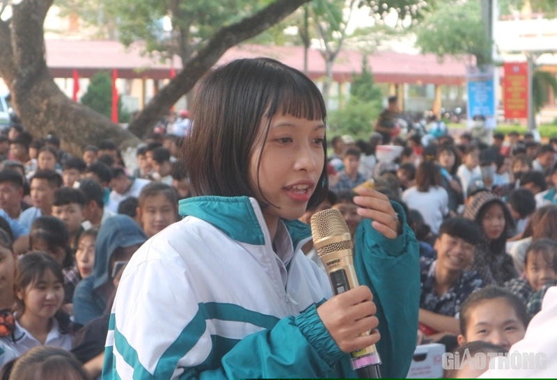 Em Nguyễn Thị Hằng - lớp 11G thẳng thắn thừa nhận: Em thường xuyên đi ngược chiều một đoạn đường ngắn từ nhà ra và ít khi đội MBH
