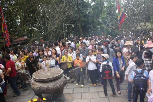 Hàng ngàn người dân thành kính dâng hương lên các Vua Hùng để tỏ lòng biết ơn.