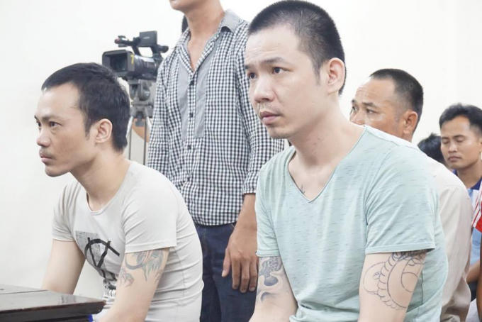 Thọ và Tình tháo khóa mở cùm, dùng đinh sắt đục khoét thủng tường gạch, trốn ra khỏi buồng giam rồi đu dây trèo qua tường rào và bỏ trốn.