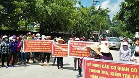 Phụ huynh xã Quảng Thái (Quảng Xương, Thanh Hóa) căng băng rôn phản đối nhiều ngày việc trường Mầm non trên địa bàn lạm thu.