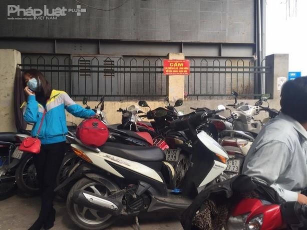 Trước biển cấm để xe cũng bị biến thành điểm trông xe