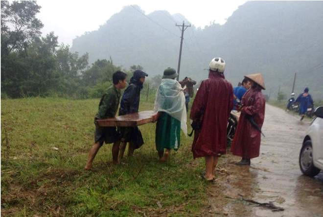 Lâm tặc tẩu tán gỗ trước sự bất lực của lực lượng kiểm lâm. (Ảnh do lực lượng kiểm lâm cung cấp).