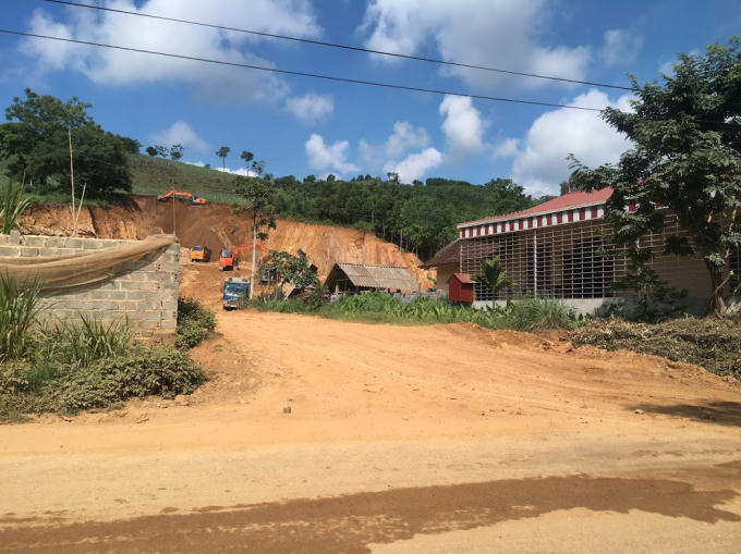 Điểm lấy đất của Cty tư nhân Dũng Thủy, cách UBND xã Thạch Quảng khoảng hơn 100 mét. Ảnh: Nguyệt Nguyệt