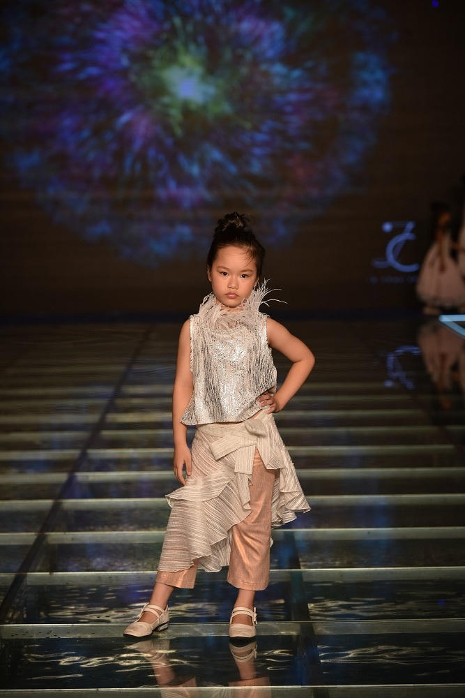 Tuần lễ thời trang trẻ em VN 2017: Tim – Trương Quỳnh Anh dắt tay bé Sushi và bé Bông trình diễn mở màn