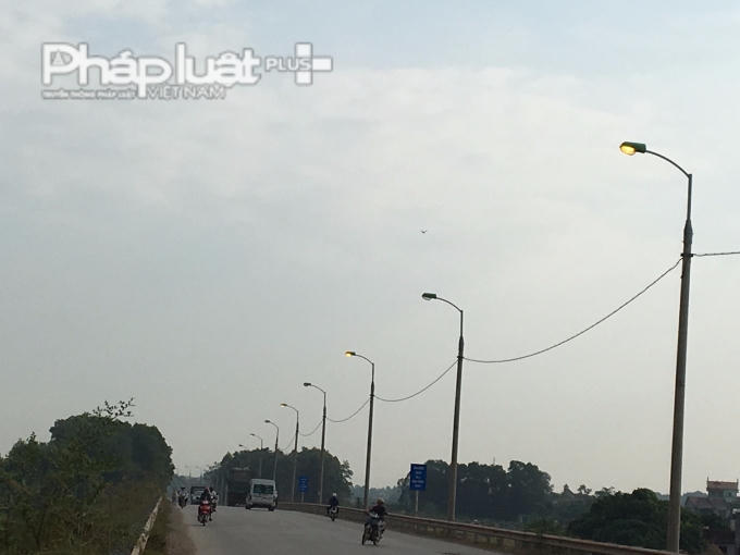 Nhiều đèn cao áp bật sáng giữa ban ngày trên Quốc lộ 1A trên địa phận huyện Lạng Giang, tỉnh Bắc Giang.
