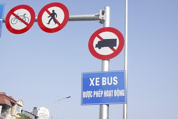 Cầu vượt được x&acirc;y dựng với quy m&ocirc; 2 l&agrave;n xe &ocirc; t&ocirc; v&agrave; 2 l&agrave;n xe hỗn hợp, xe bu&yacute;t được ph&eacute;p lưu th&ocirc;ng v&agrave; cấm người đi bộ, xe đạp, xe c&oacute; chiều cao qu&aacute; 3,5 m.