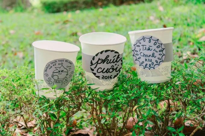 Ý tưởng đặc biệt biến những chiếc cốc giấy thành thông điệp chúc thi tốt dành cho các sinh viên K32 trước giờ vào phòng thi tốt nghiệp