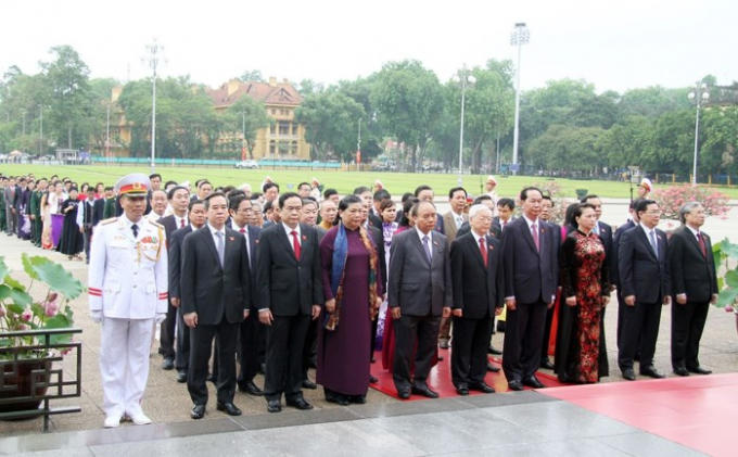 Đoàn ĐBQH vào lăng viếng Chủ tịch Hồ Chí Minh sáng 21-5
