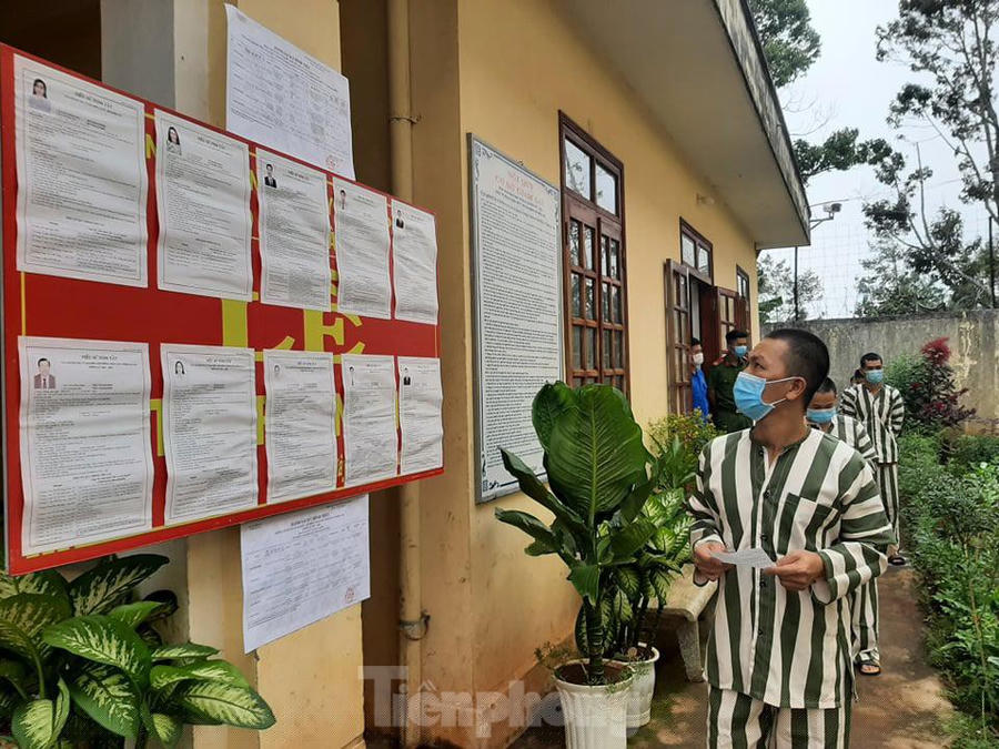 Tại Gia Lai, sáng nay, hơn 700 người đang bị tạm giữ, tạm giam tại Trại Tạm giam Công an tỉnh và Nhà tạm giữ Công an các huyện ở Gia Lai cũng thực hiện quyền bầu cử theo quy định.