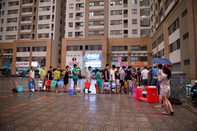 Tại một số tòa chung cư thuộc khu đô thị Tân Tây Đô (Tân Lập – Đan Phượng – Hà Nội), người dân phải xếp hàng chờ lấy nước sạch như thời bao cấp.