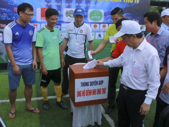 Sau lễ khai mạc là buổi quyên góp từ thiện nhầm ủng hộ các em nhỏ bị ung thư.