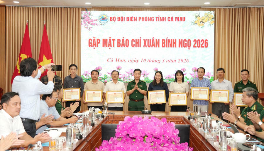 Đại tá Phạm Minh Giang – Bí thư Đảng ủy, Chính ủy Ban Chỉ huy BĐBP tỉnh Cà Mau trao Giấy khen cho các cá nhân có thành tích trong công tác phối hợp tuyên truyền.