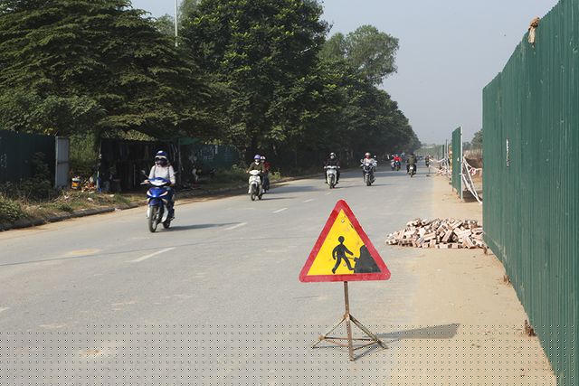 Nhiều đoạn xuất hiện đá dăm, mặt đường lồi lõm, mấp mô gây mất an toàn giao thông.