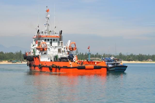 Tàu CSB đưa tàu cá bị nạn về đất liền.